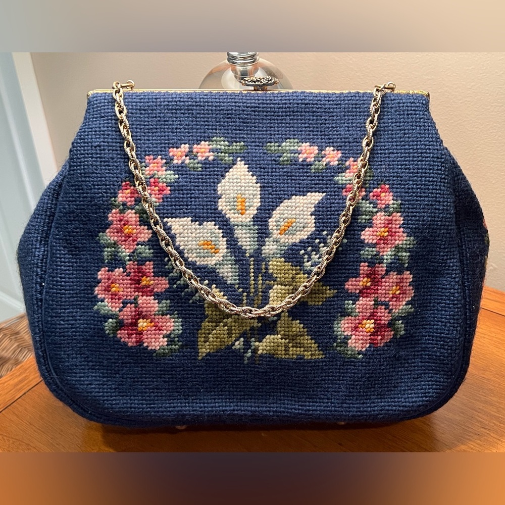 Vintage Antique Floral Needlepoint Tapestry Handbag in Beautiful Condition - Picture 3 of 11